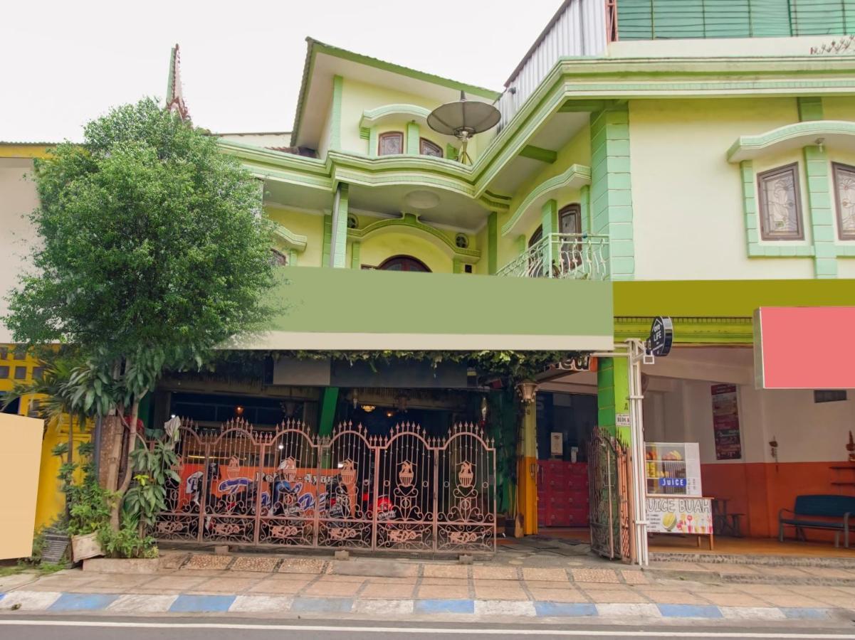 Oyo Life 3103 Opo & Kost 2*